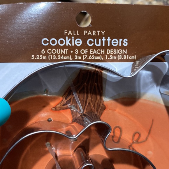Fall Cookie Cutters, PLUS Cookie Container AND Decorative Wall Hangers - Picture 5 of 15